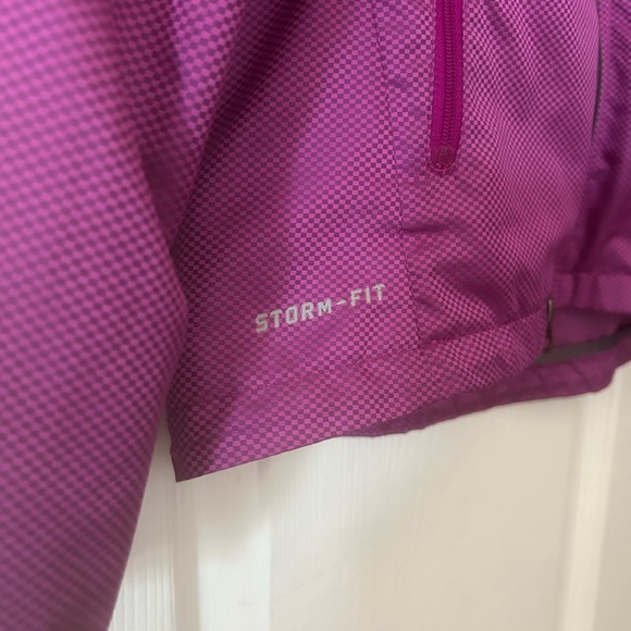 Super Cute, Nike Magenta Wind Breaker Form Fitted, Excellent Shape, 2 way Zipper - Picture 12 of 14